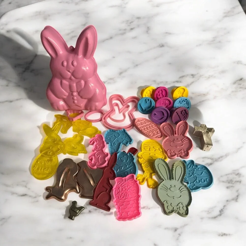 Huge Lot of‎ 33 Vintage Plastic Easter Cookie Cutters Stamps And Jello Mold
